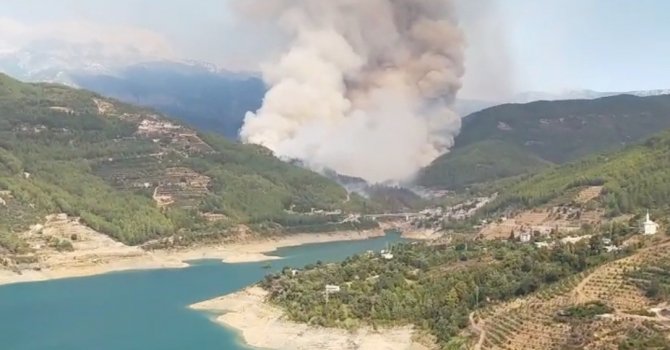 Alanya’daki orman yangınına hava ve karadan yoğun müdahale sürüyor