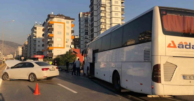 Adana’da otomobil yolcu otobüsü ile çarpıştı: 1 yaralı