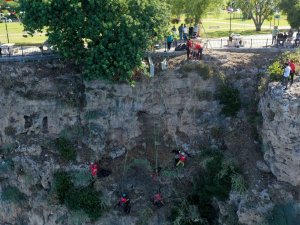 Dağcılar 40 metrelik falezlerden torbalarca çöp topladı