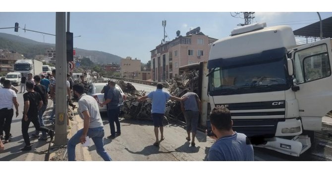 Enkazdan çıkan demirleri taşıyan tır devrildi, 4 araç zarar gördü