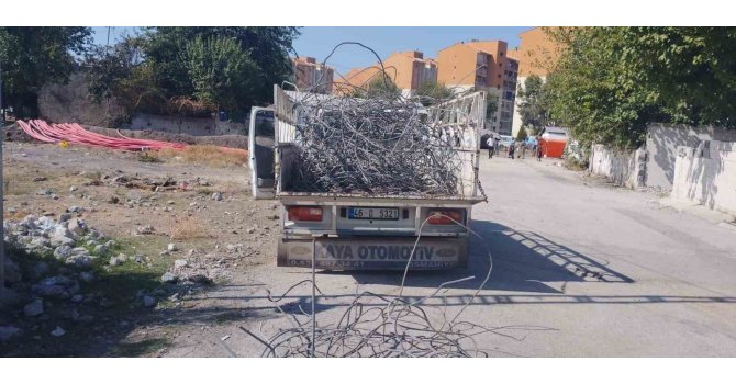 Osmaniye’de enkaz alanlarından çaldığı 460 kilo demiri satarken yakalandı