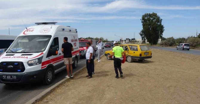 Motosiklet sürücüsünün metrelerce savrulduğu aynı kavşakta 1 saat arayla yaşanan iki kazada araçlar hurdaya döndü