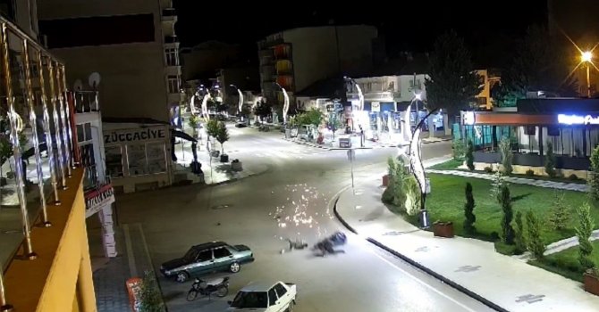 Burdur’da kaldırıma çarpan motosikletin 100 metre sürüklendiği kaza kamerada