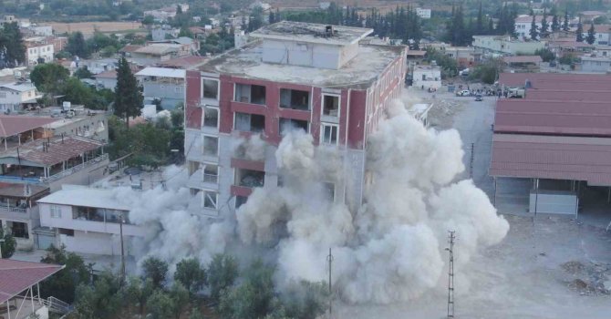 Aylardır korku içerisinde yaşıyordu, 7 katlı binanın yerle bir olmasıyla rahat nefes aldı