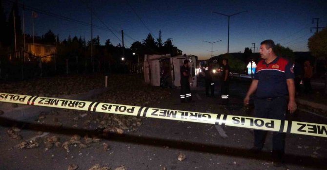 Burdur’da kontrolden çıkan pancar yüklü tır devrildi:1 yaralı