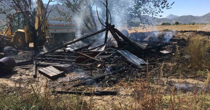 Burdur’da çıkan yangında bağ evi kullanılamaz hale geldi