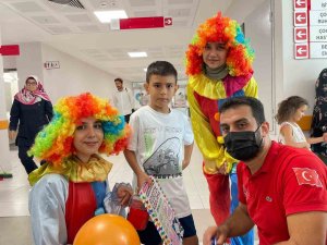 Hastane tedavi gören çocuklara gönüllü gençlerden moral etkinliği