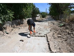 Doğalgaz nedeniyle bozulan yollarda kilit parke taşı tamirat çalışması yapılıyor