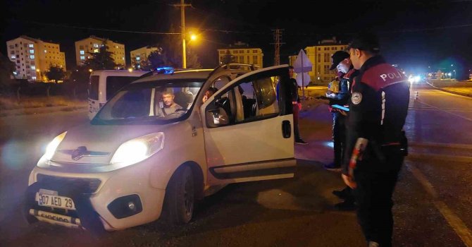 Burdur’da polisin şok uygulamasında 2 ruhsatsız silah ele geçirildi