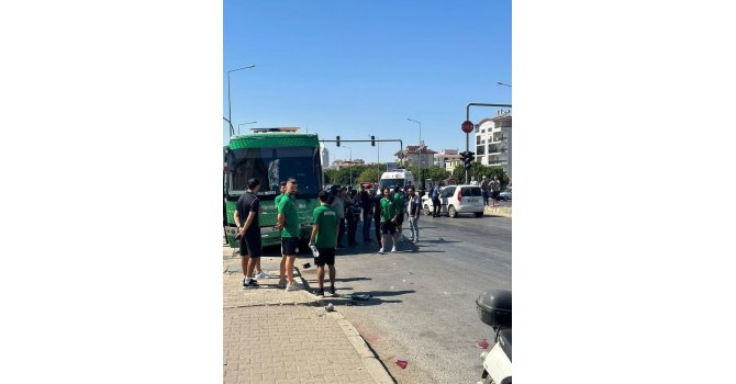 Serik belediyespor takımını taşıyan otobüs, maç öncesi kaza yaptı, 1 kişi yaralandı