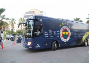 Fenerbahçe, Alanya’da meşale ve çiçeklerle karşılandı