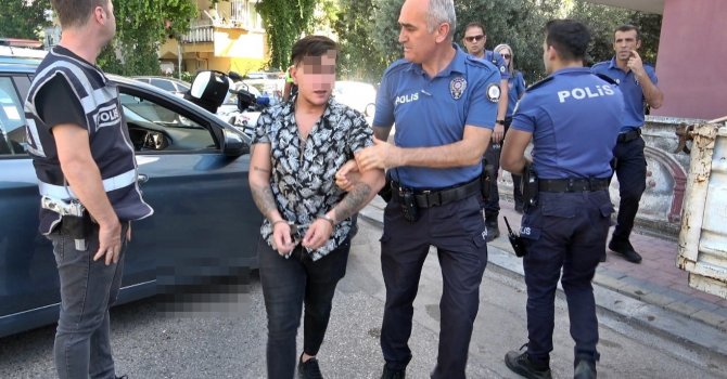 Alkollü aday sürücü ortalığı birbirine kattı, kaldırıma çarpınca yakalandı