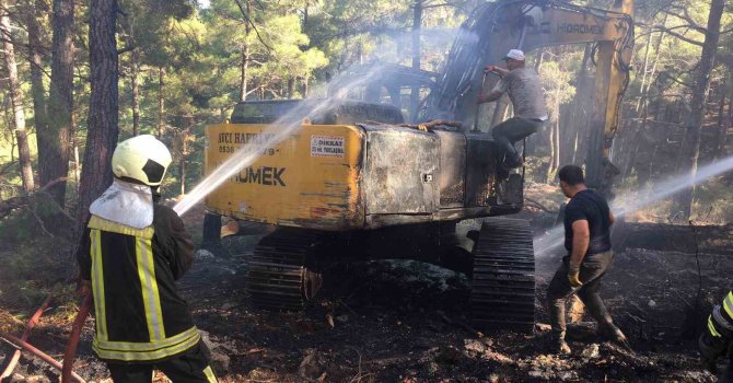 Burdur’da ağaç kesim sahasında çalışan iş makinesi alev alev yandı