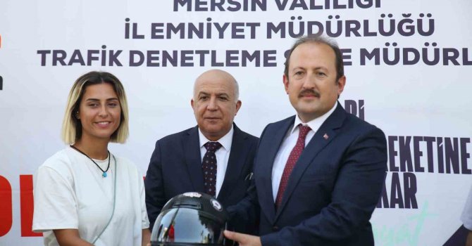 Mersin’de motosiklet sürücülerine kask dağıtıldı