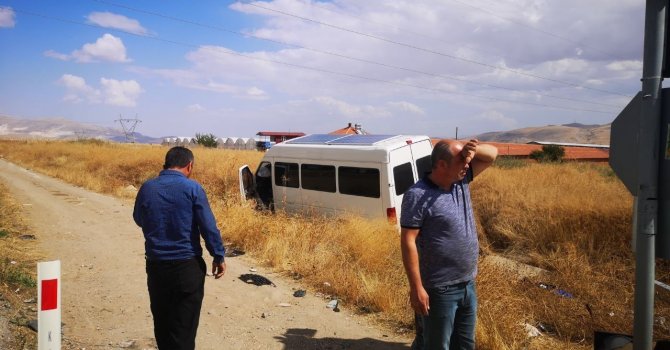 Burdur’da otomobil ile minibüs çarpıştı: 5 yaralı