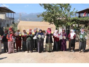 Bulaşıkların tezgahın boyunu geçtiği Hatay Hassa’da susuzluğa bidonlu tepki