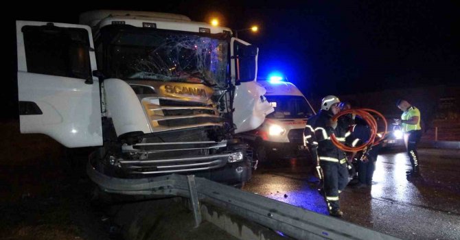 Kırmızı ışıkta duran tıra arkadan çarptı: Araçta sıkışan sürücüyü itfaiye kurtardı