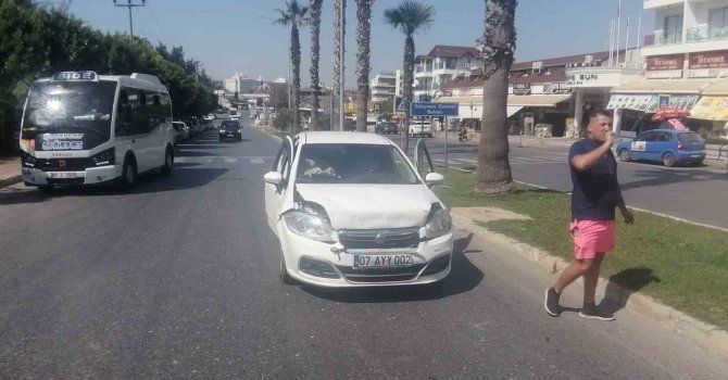 Antalya’da yaya geçidinde 3 araçlı zincirleme kaza