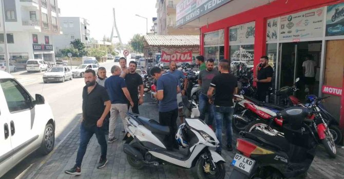 Parasını ödeyip alamadıklarını iddia ettikleri motosikletleri römorka yükleyip götürdüler