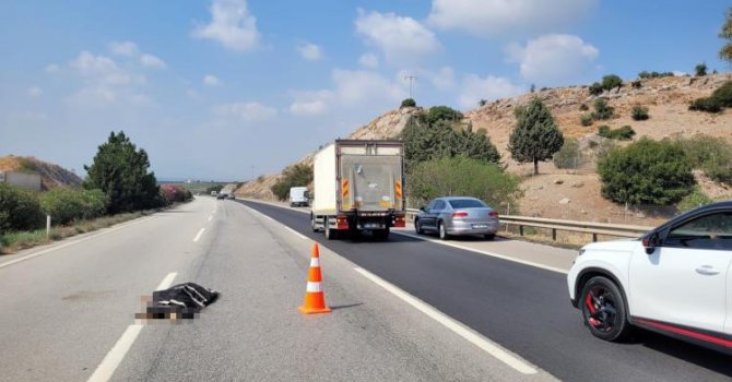 Otoyola giren yaşlı kadına araç çarptı: 1 ölü