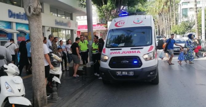 Motosiklet devrilip yaya geçidine sürüklendi: 2 yaralı