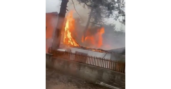 Osmaniye’de ağaca düşen yıldırım evin yanmasına neden oldu