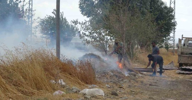 Kaynak makinesinden sıçrayan kıvılcım yangına neden oldu, işçiler söndürmek için mücadele etti