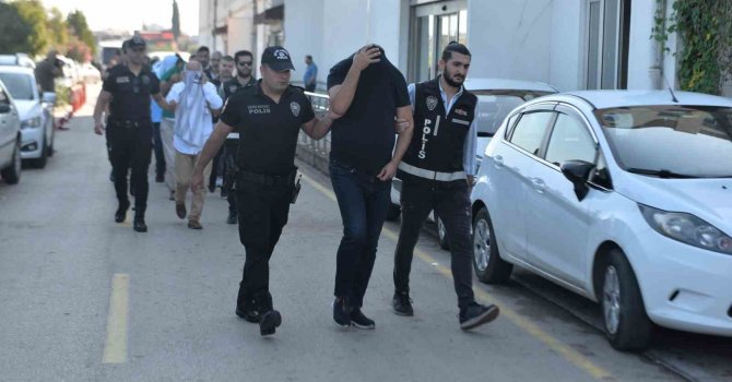 Belediyelere yapılan operasyonda gözaltına alınan 34 şüpheli adliyeye sevk edildi