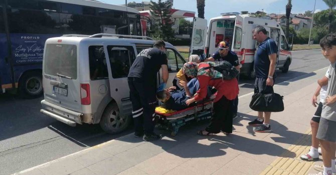 Kanser tedavisi görmeye giderken kaza yaptılar, yola ambulansla devam etti