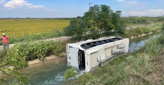 Tarım işçilerini taşıyan midibüs kaza yaptı, 7 işçi yaralı