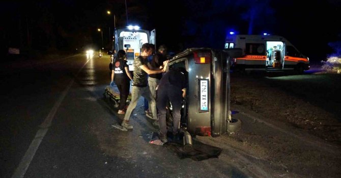 Aydınlatma direğine çarparak devrilen otomobilin içerisinde sıkıştı