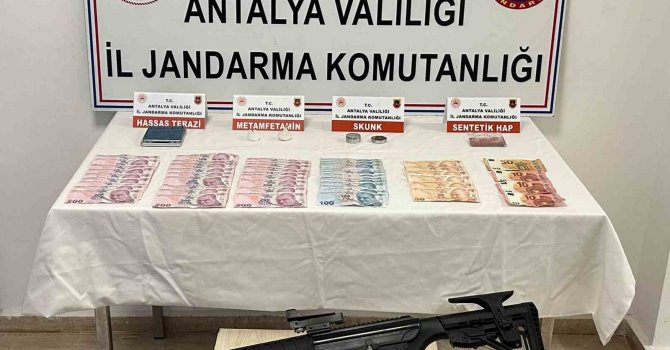 Yakalanacaklarını anlayınca uyuşturucuyu klozete attılar