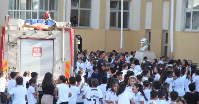 Yangına geldiler, öğrencilerin sevgi seliyle karşılaştılar