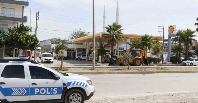 Kar maskeli şüpheli akaryakıt istasyonunda bir kişiyi başından vurup kaçtı