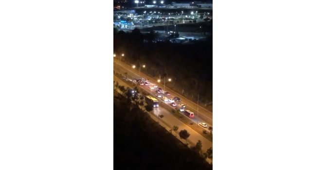 Yolu trafiğe kapatıp oyun oynayan sürücüye para cezası