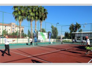 Akdenizli çocuklara ücretsiz tenis kursu