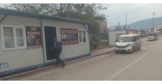 Konteyner iş yerinde hayata tutunmaya çalışan depremzede esnafa hırsızlık şoku