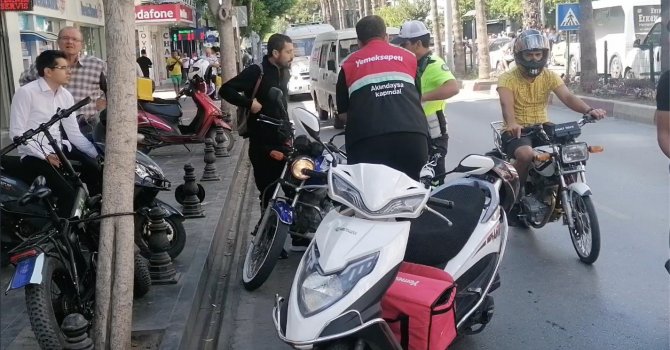 Kafalarında olması gereken kaskı motosiklete taktılar, cezalardan kaçamadılar