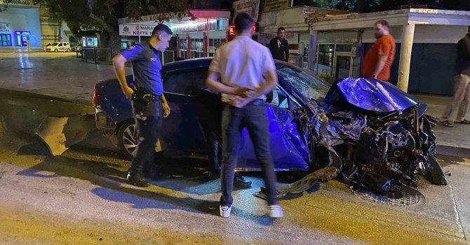 Otomobilin hurdaya döndüğü kazada polis, elleriyle kum dökerek önlem aldı