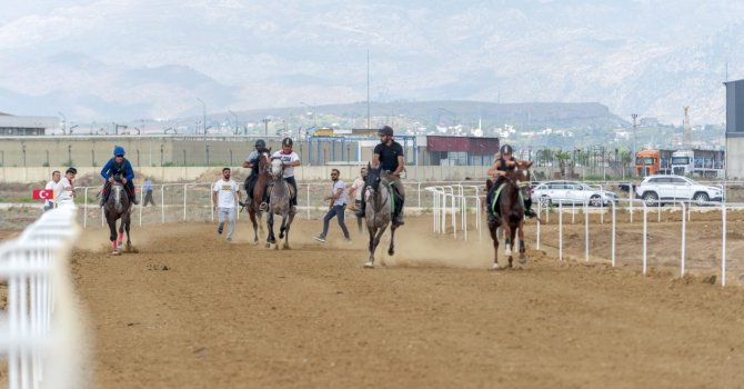 14. Geleneksel Rahvan At Yarışları nefes kesti, attan düşen genç kadın yaralandı