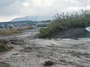 Hatay’da aşırı yağış dere yataklarının taşmasına neden oldu