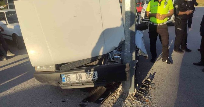 Burdur’da kontrolden çıkan otomobil aydınlatma direğine çarptı: 1 yaralı