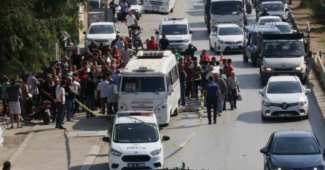 Motosiklet sürücüsü önce yayaya sonra minibüse çarptı: 1 ölü, 1 yaralı