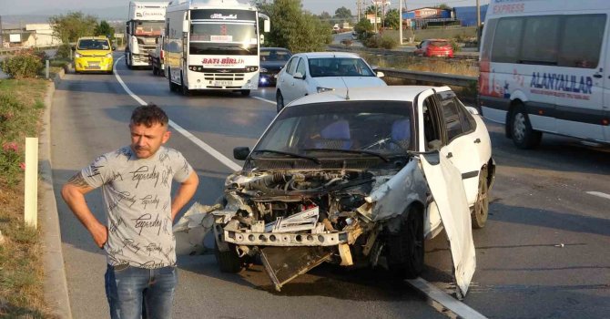 Otomobil bariyerlere çarpıp hurdaya döndü, sürücü burnu kanamadan araçtan çıktı