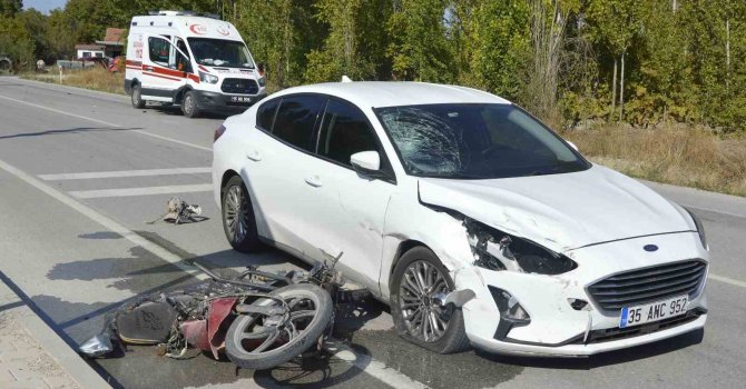 Burdur’da otomobil ile motosikletin çarpıştığı kaza kamerada