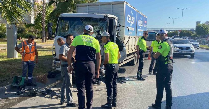 Antalya’da 4 araçlı zincirleme kaza: 2 yaralı