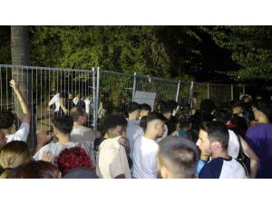 Adana’da Çukurova Rock Festivali’nde gençler bariyerleri bilet gişelerini yıkıp içeri girdi