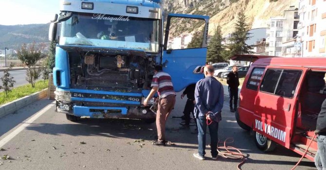 Lastiği patlayan tır karşı şeride geçti