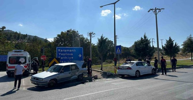 Burdur’da kavşağa kontrolsüz giren iki otomobil çarpıştı: 1 yaralı