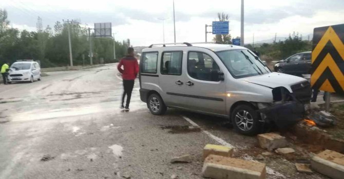 Isparta’da çarpışan araçlar refüje çarptı: 4 yaralı